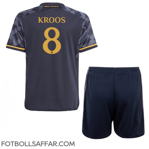 Real Madrid Toni Kroos #8 Bortadräkt Barn 2023-24 Kortärmad (+ Korta byxor)